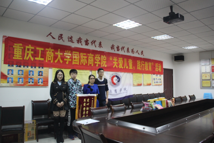 我院学生与工作人员合影